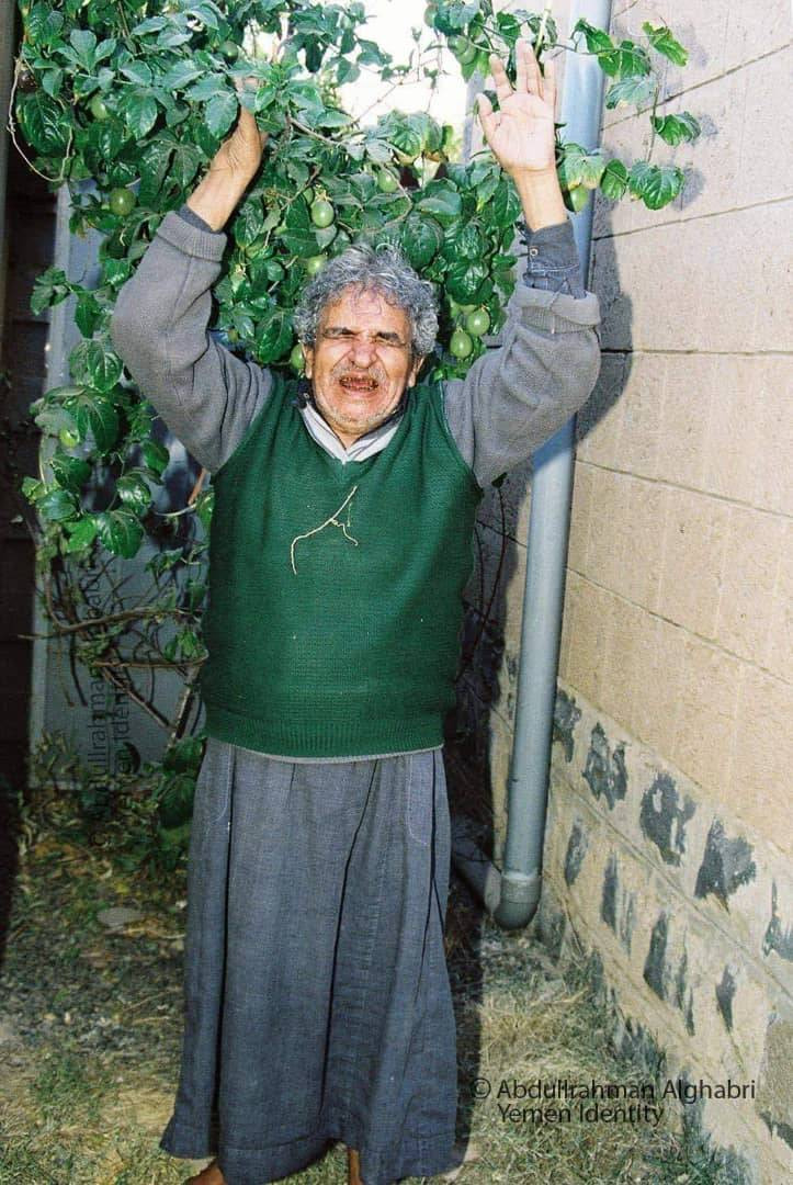 Img 20241207 Wa0034 البردوني في فناء منزله (عدسة عبدالرحمن الغابري)