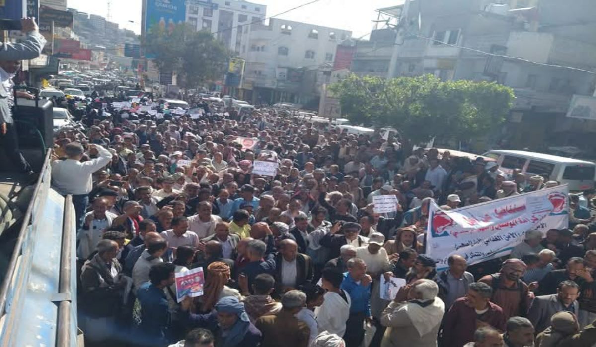 عقب لقاء بالمحافظ.. "التربويون" بتعز يرفضون "الفتات"