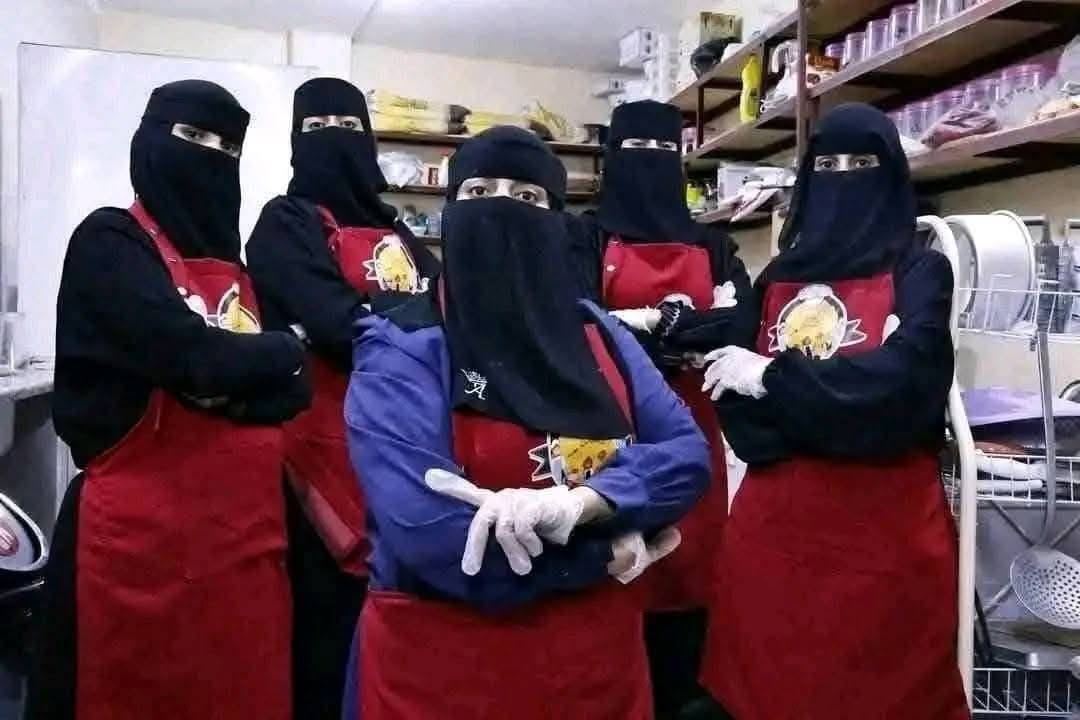 مشروع مطعم خمس خوات يطرد موظفتين طالبن بحقوقهما