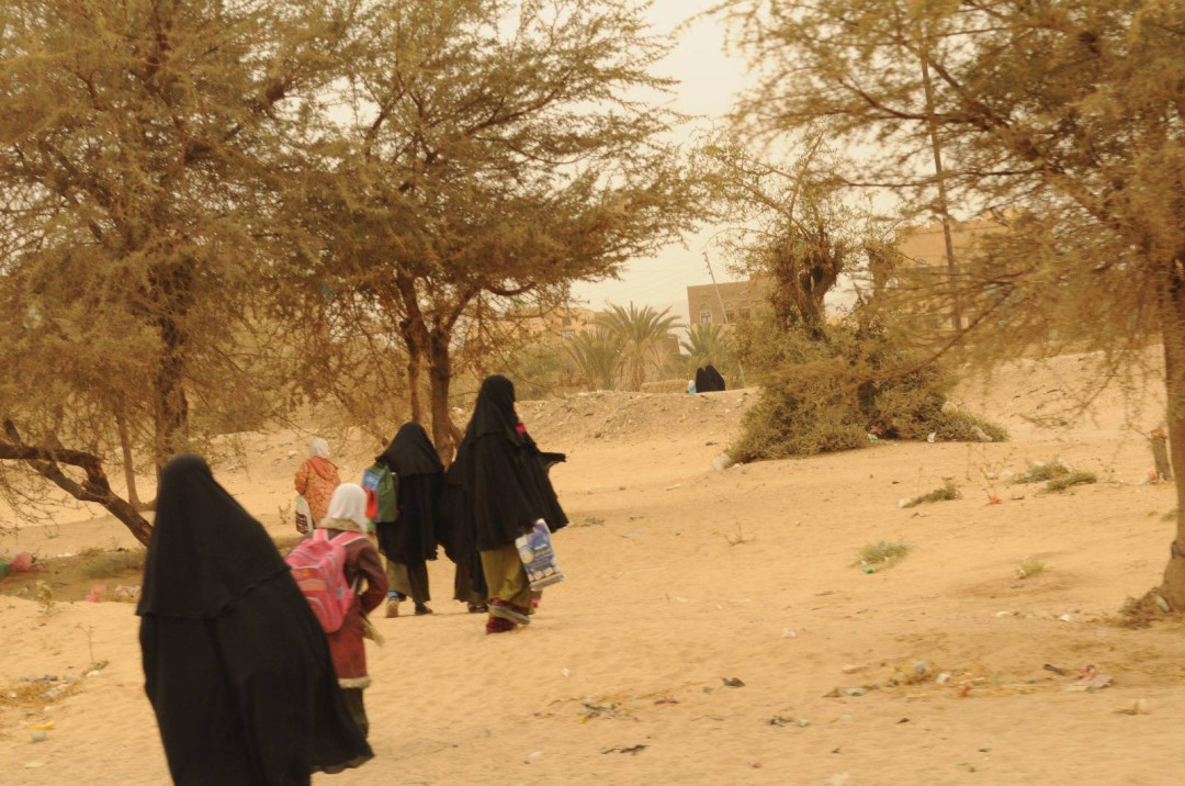 متسولات بعد ان دمرت الحرب منازلهن آثار الحرب والفقر والتشرد على أهل صعدة