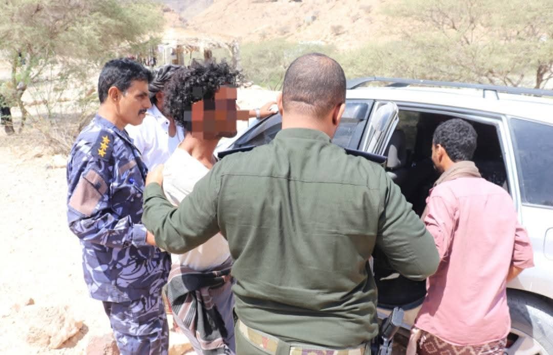 بعد موجة استياء واسعة.. شرطة المكلا تضبط أحد المعتدين على بائع الآيسكريم