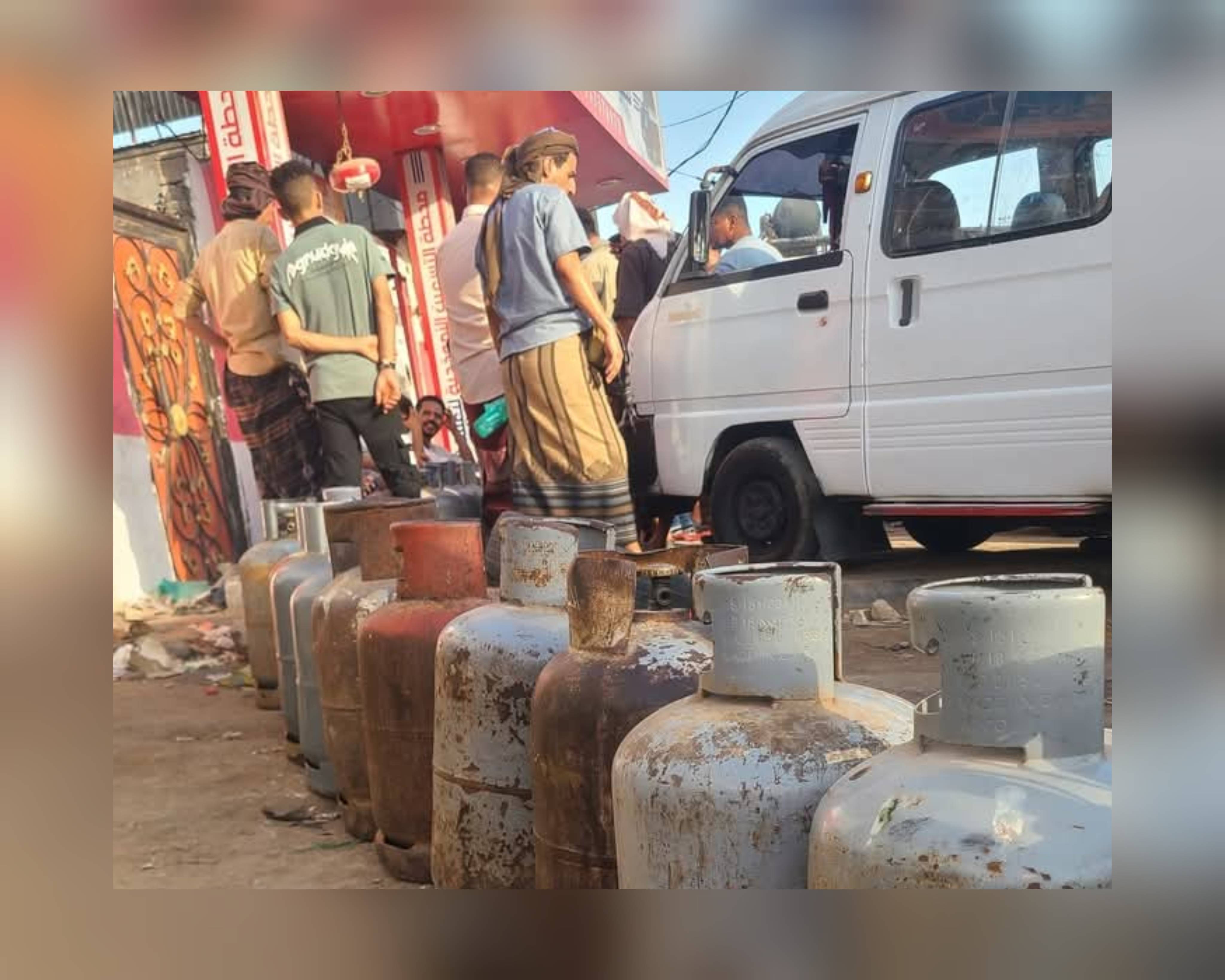 أزمة غاز حادة تشل الحياة في عدن