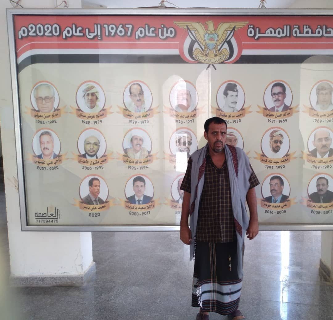 Img 20250626 Wa0012 الكاتب من داخل بوابة المجمع الحكومية بالغيضه